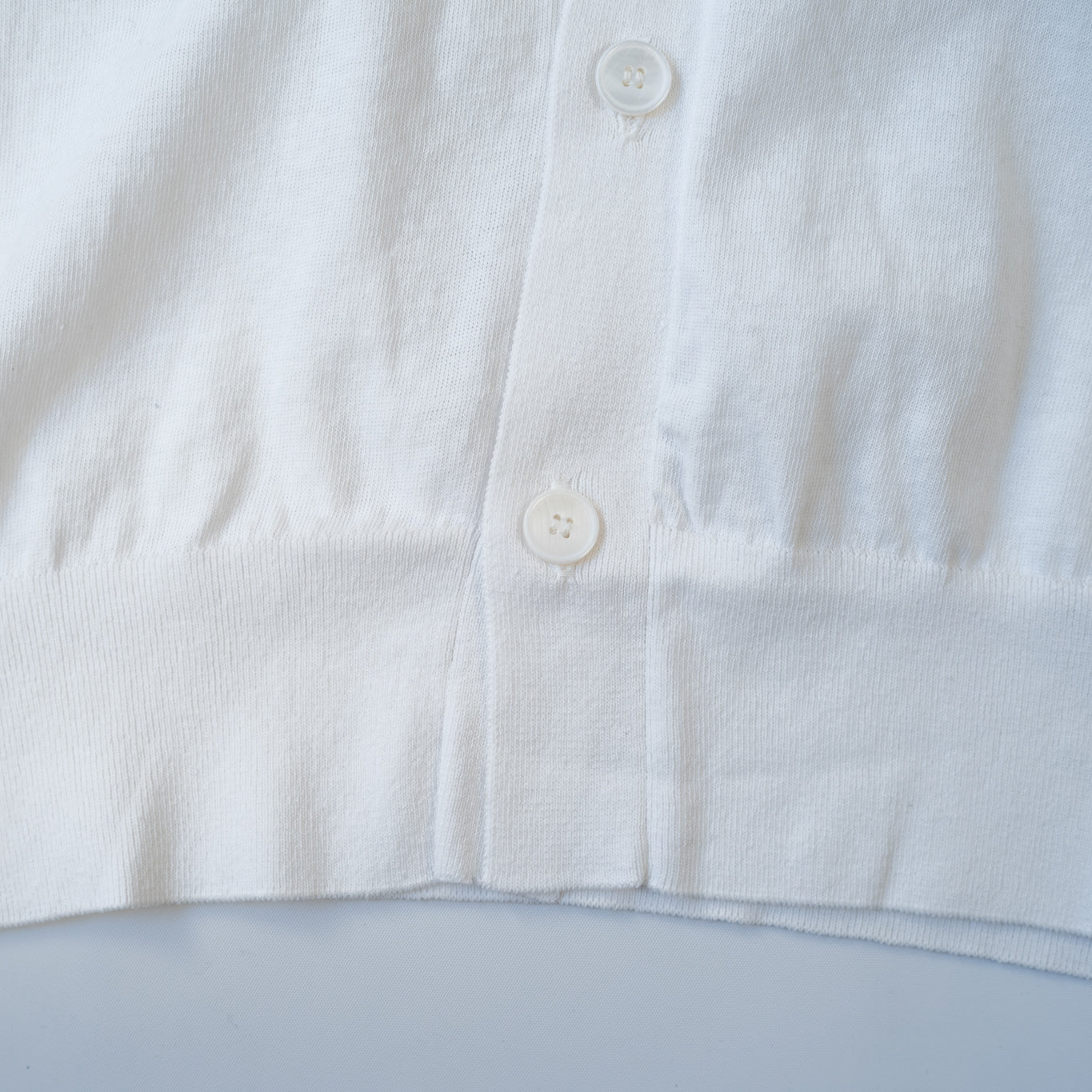 COMOLI CREW NECK COTTON KNIT CARDIGAN WHITE