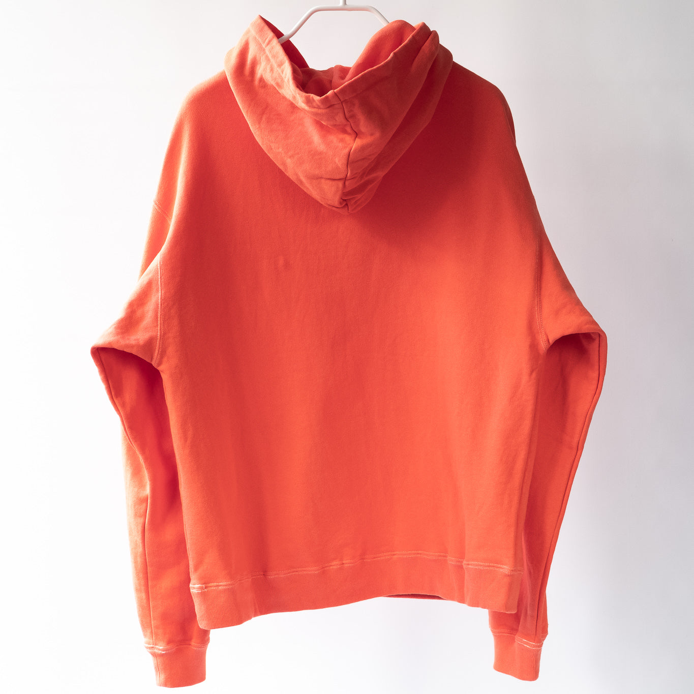 1027 HOODED PULLOVER RED