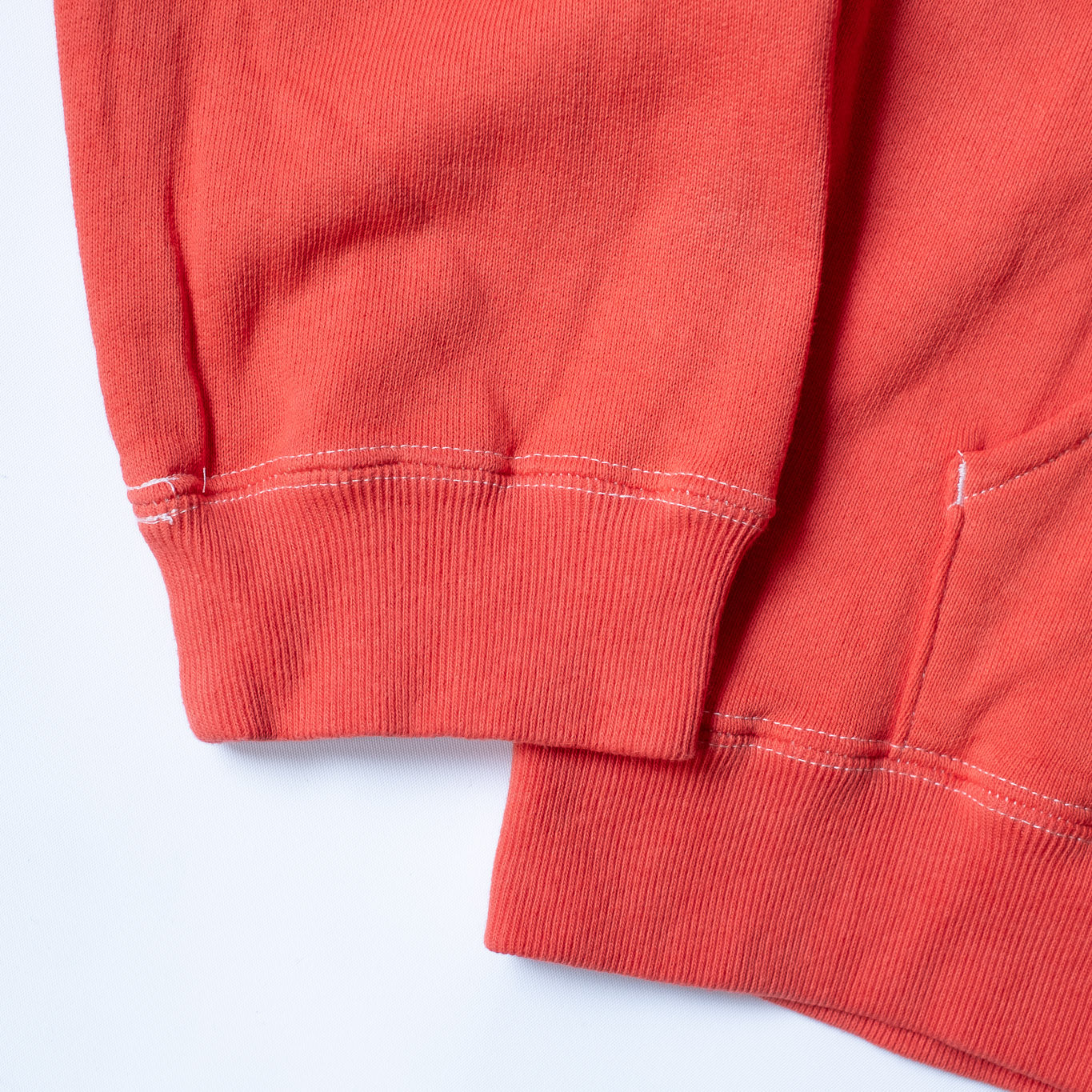 1027 HOODED PULLOVER RED