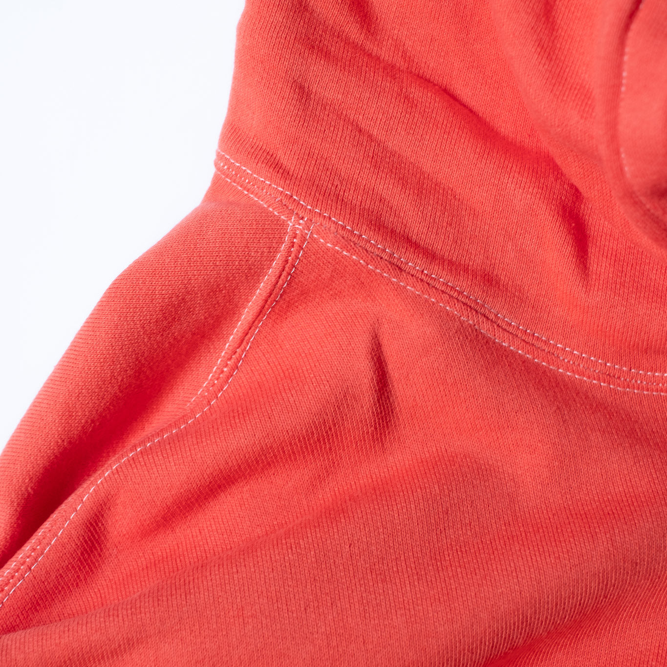 1027 HOODED PULLOVER RED