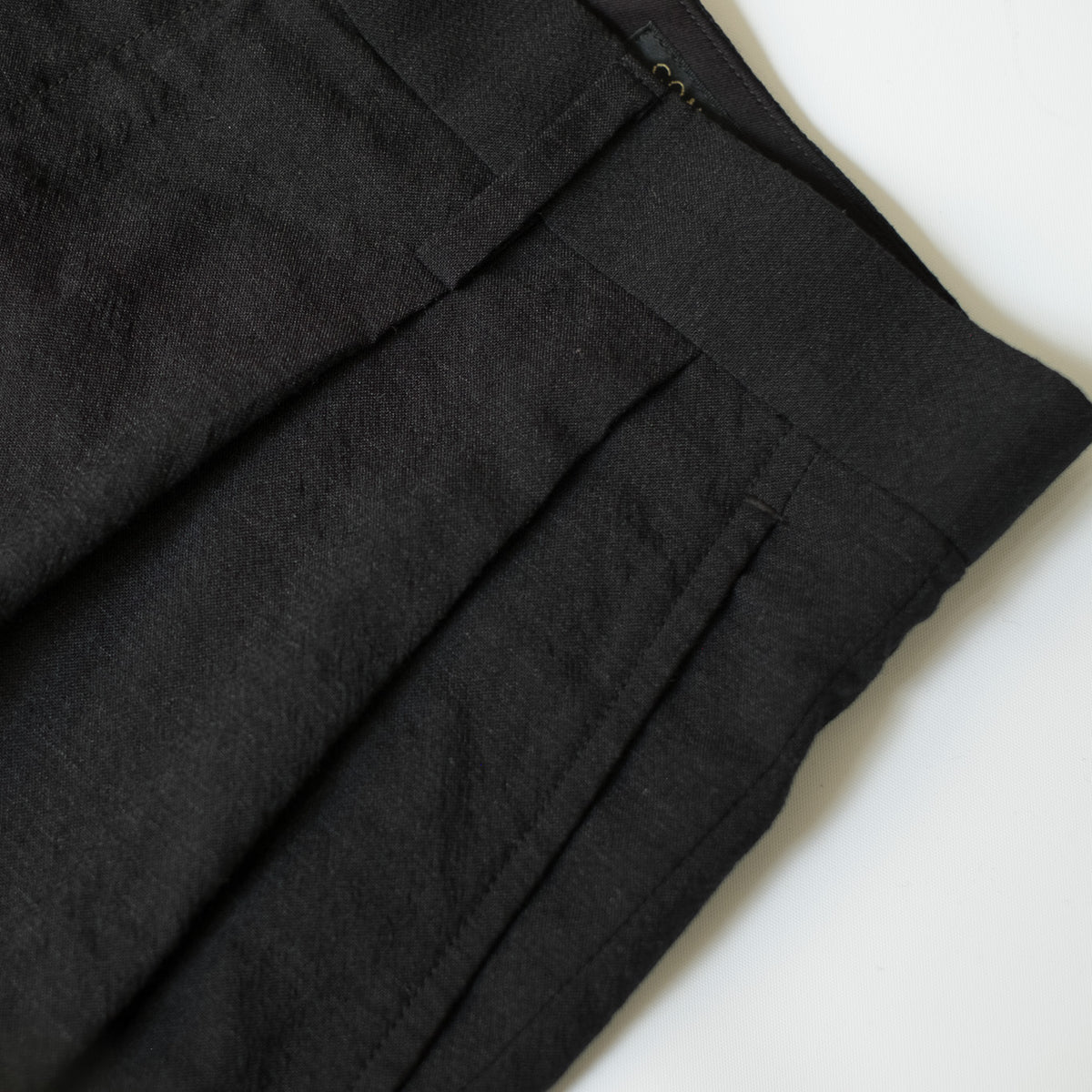 COMOLI WOOL 2 TUCK TROUSERS CHARCOAL