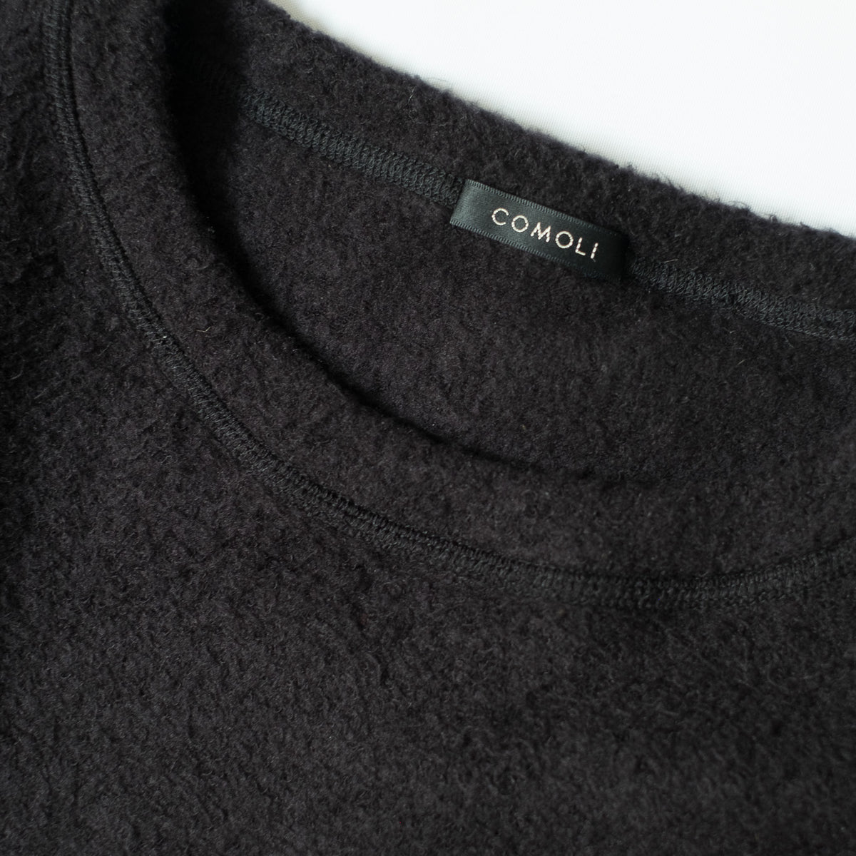 COMOLI SILK FLEECE L/S CREW BLACK – PARKSLABELSTORE