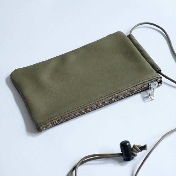 ERA. LEATHER POUCH OLIVE