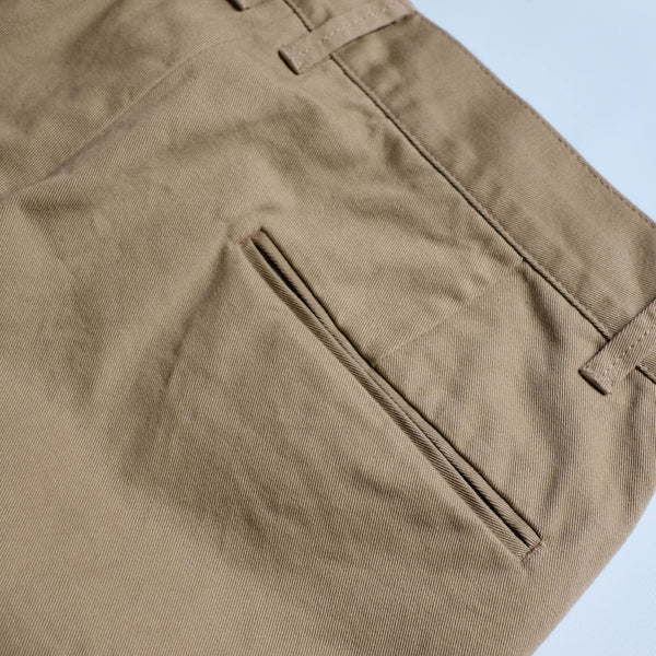 KHONOROGICA by KICS DOCUMENT. COTTON CHINO TUCK PANTS BEIGE