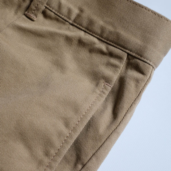 KHONOROGICA by KICS DOCUMENT. COTTON CHINO TUCK PANTS BEIGE